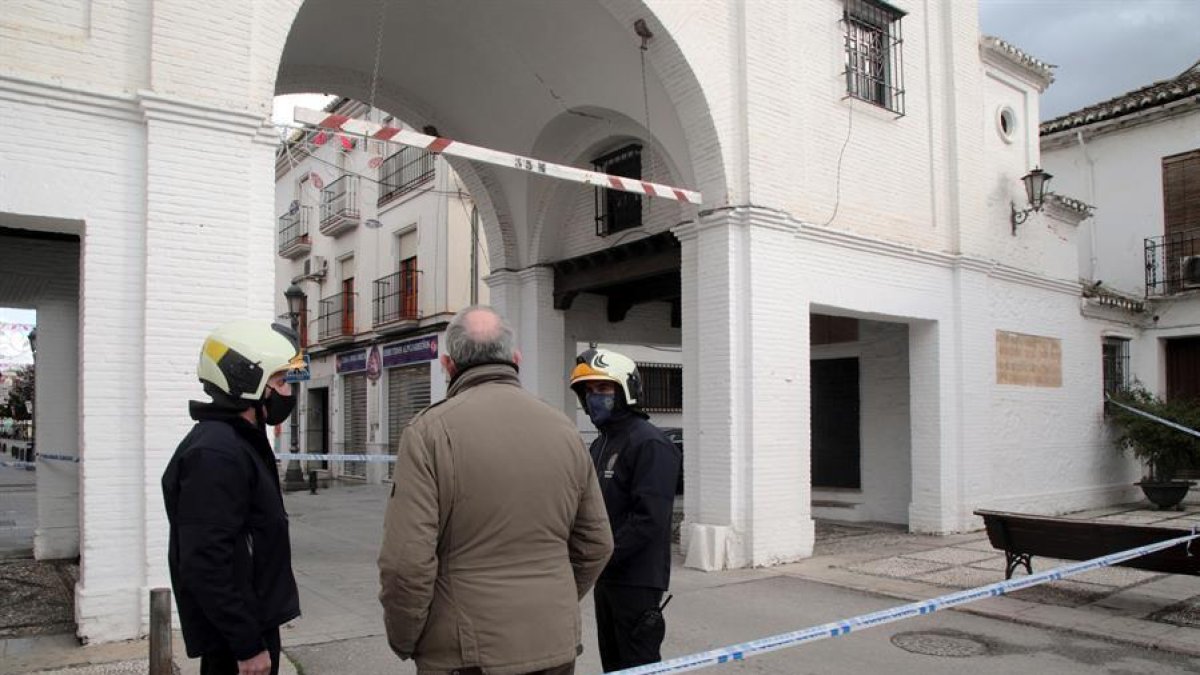 Bomberos de Granada revisan el Arco de Loja junto a técnicos del Ayuntamiento de Santa Fe tras el terremoto de magnitud 4,4.