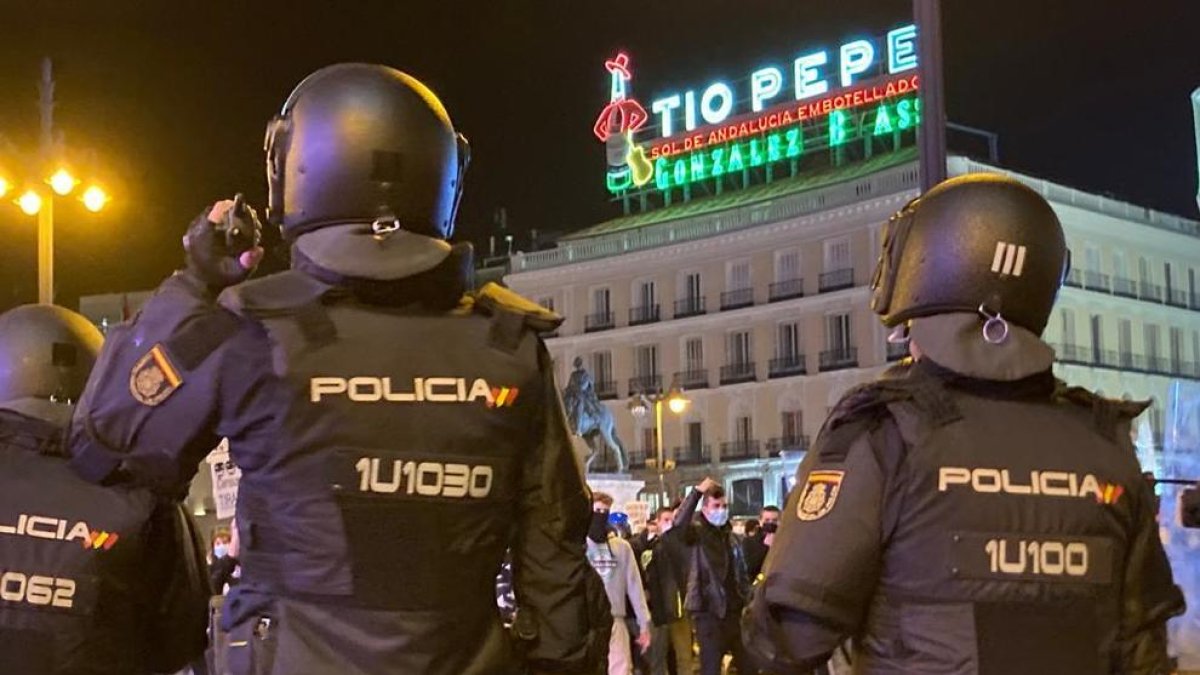 Agents de la Policia Nacional a la plaça del Sol de Madrid durant una manifestació contra l'empresonament de Hasél.