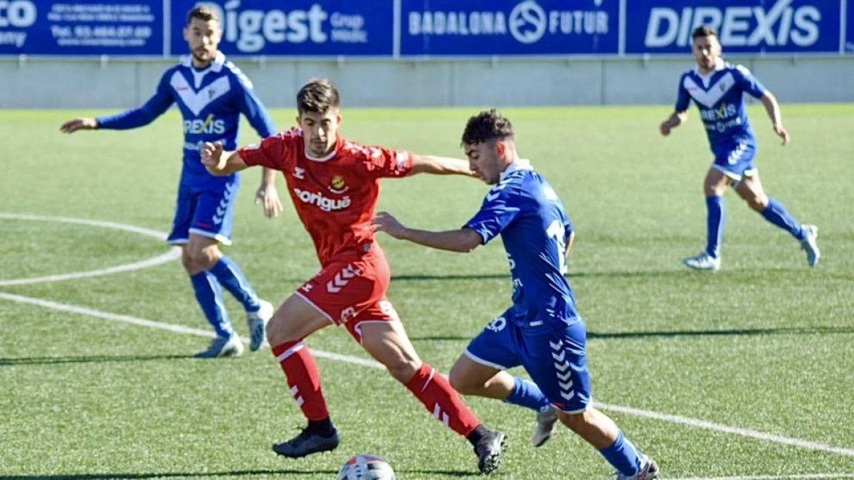 Imagen de una disputa de pelota entre un jugador del Nàstic y del Badalona.