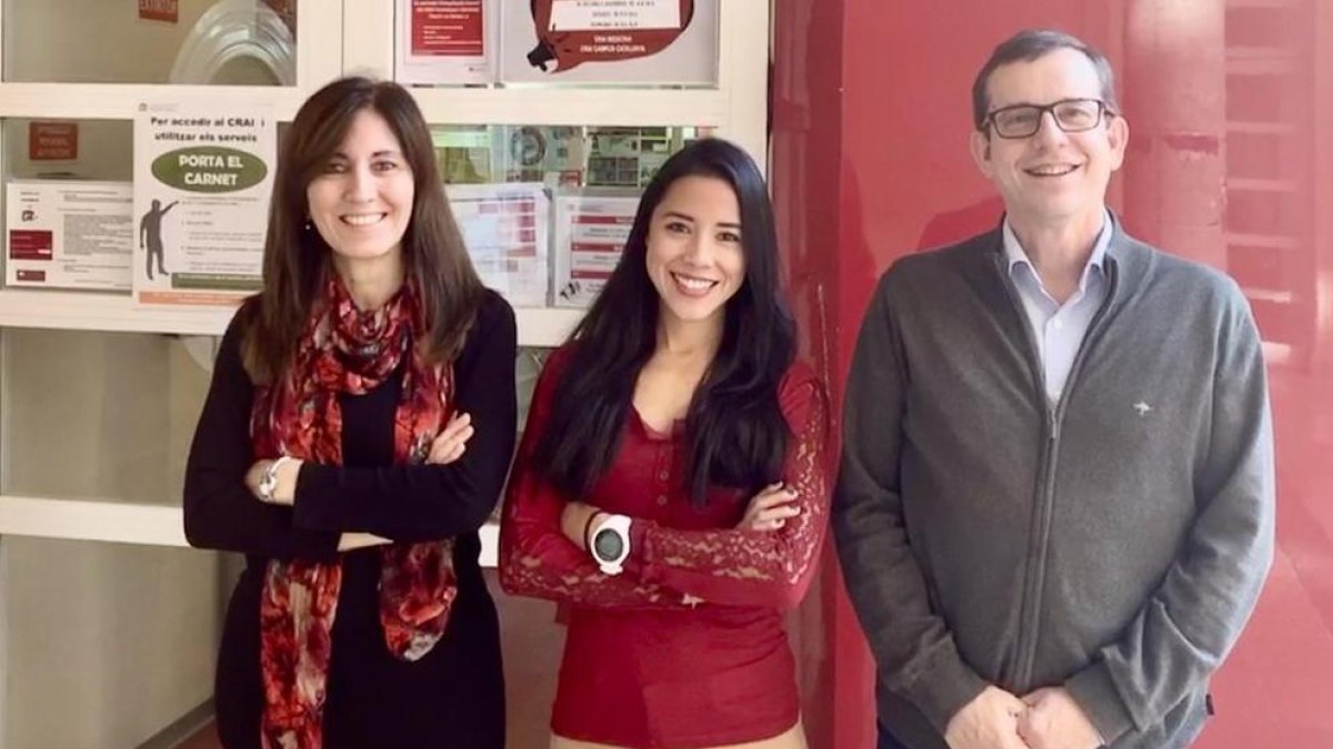 D'esquerra a dreta: la investigadora Nancy Babio amb Indira Paz-Graniel i Jordi Salas-Salvadó.