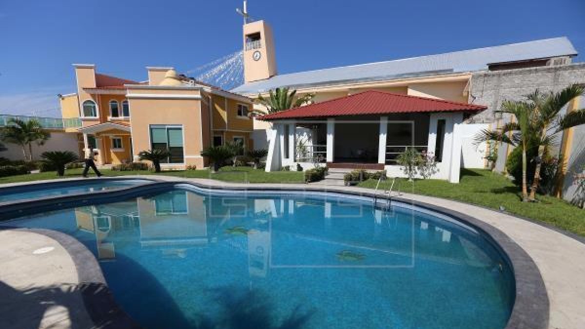 Imagen de una casa con piscina.