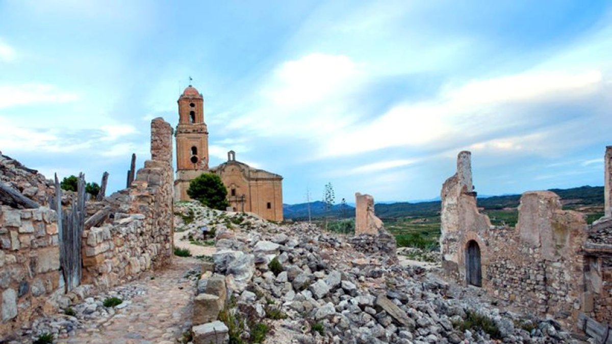 Part de les runes del Poble Vell de Corbera d'Ebre amb l'Església de Sant Pere al fons.