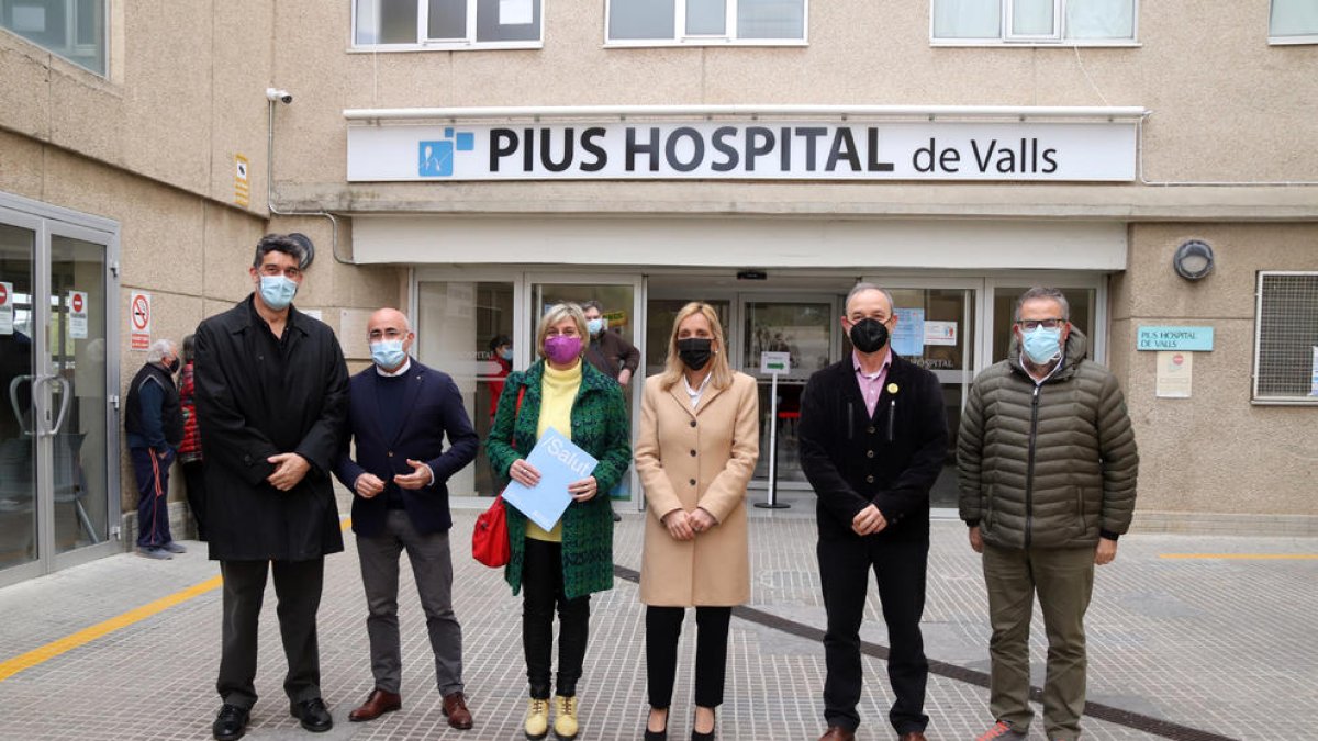 L'alcaldessa de Valls, Dolors Farré; i la consellera de Salut, Alba Vergés; al centre de la imatge; en l'arribada al Pius Hospital de Valls.