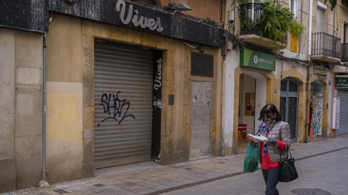 El carrer August és un dels del centre de la ciutat amb més locals buits i que acumula més brutícia.