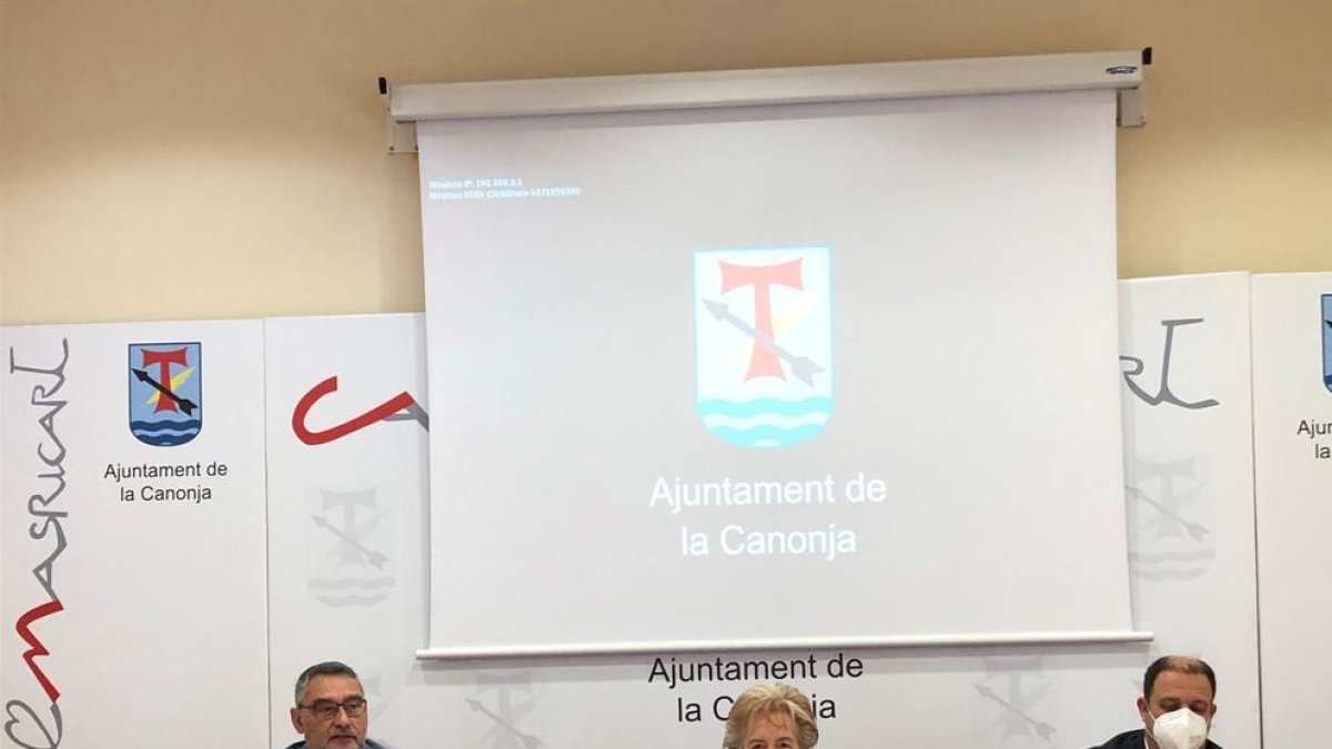 D'esquerra a dreta, Salvador Ferré, primer tinent d'alcalde de la Canonja; Laura Roigé, presidenta de la Cambra i Jordi Cáceres, director de Projectes i Competitivitat de la Cambra.