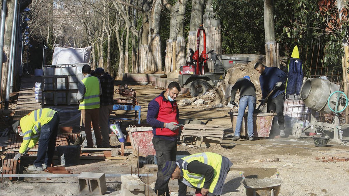 Algunos trabajadores dando forma al paseo, a principios de la semana pasada.