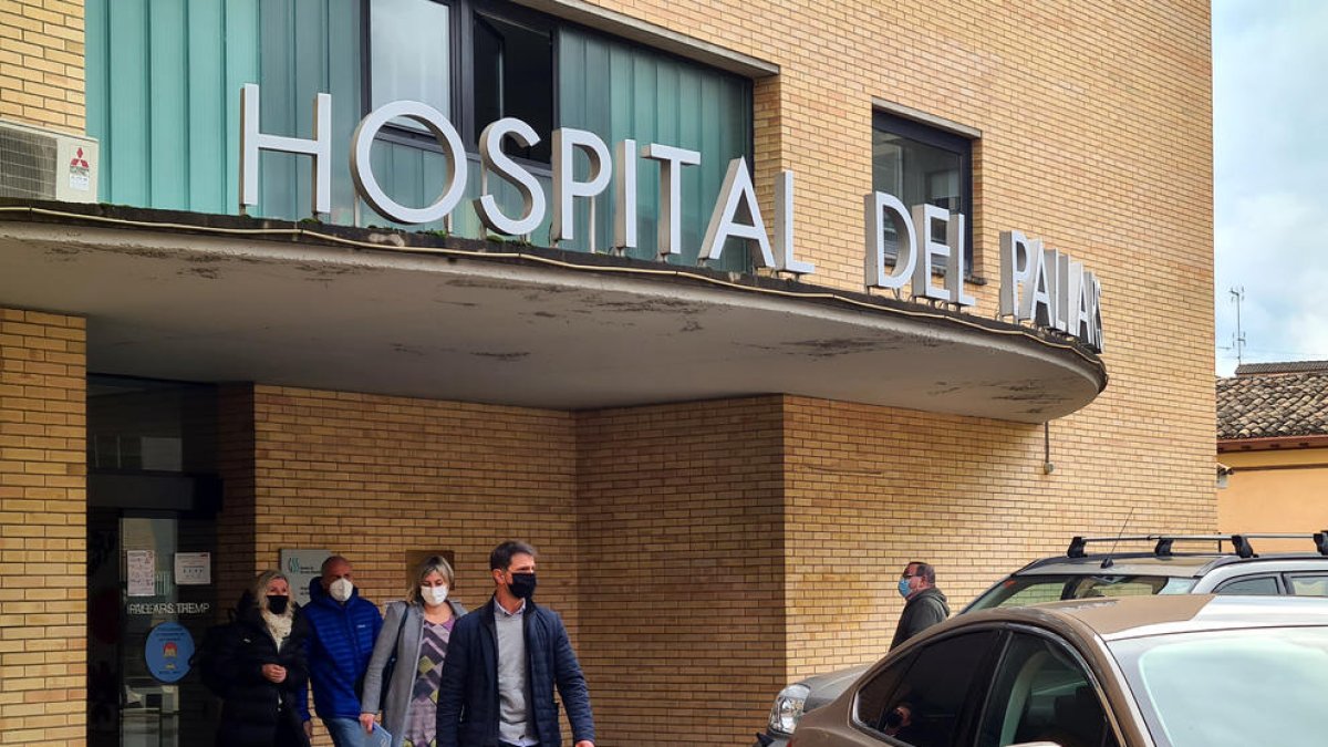 Pla general de la consellera de Salut, Alba Vergés, sortint de l'Hospital Comarcal del Pallars.