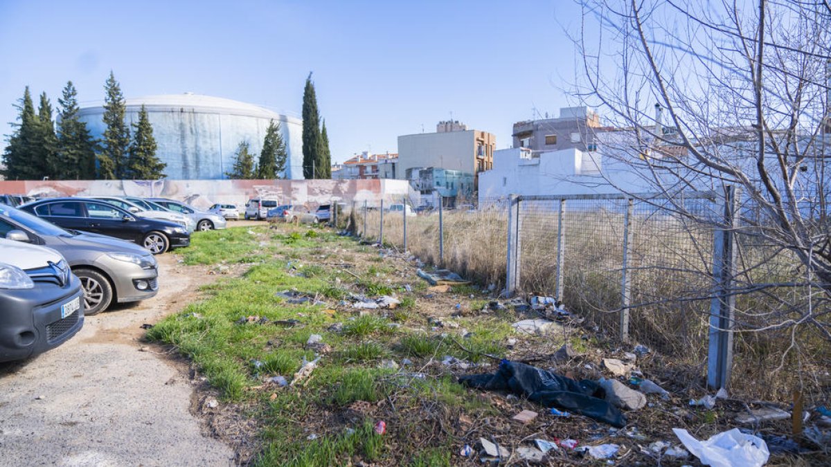 El espacio, sucio, es una de las vías de acceso a la escuela Joan XXIII