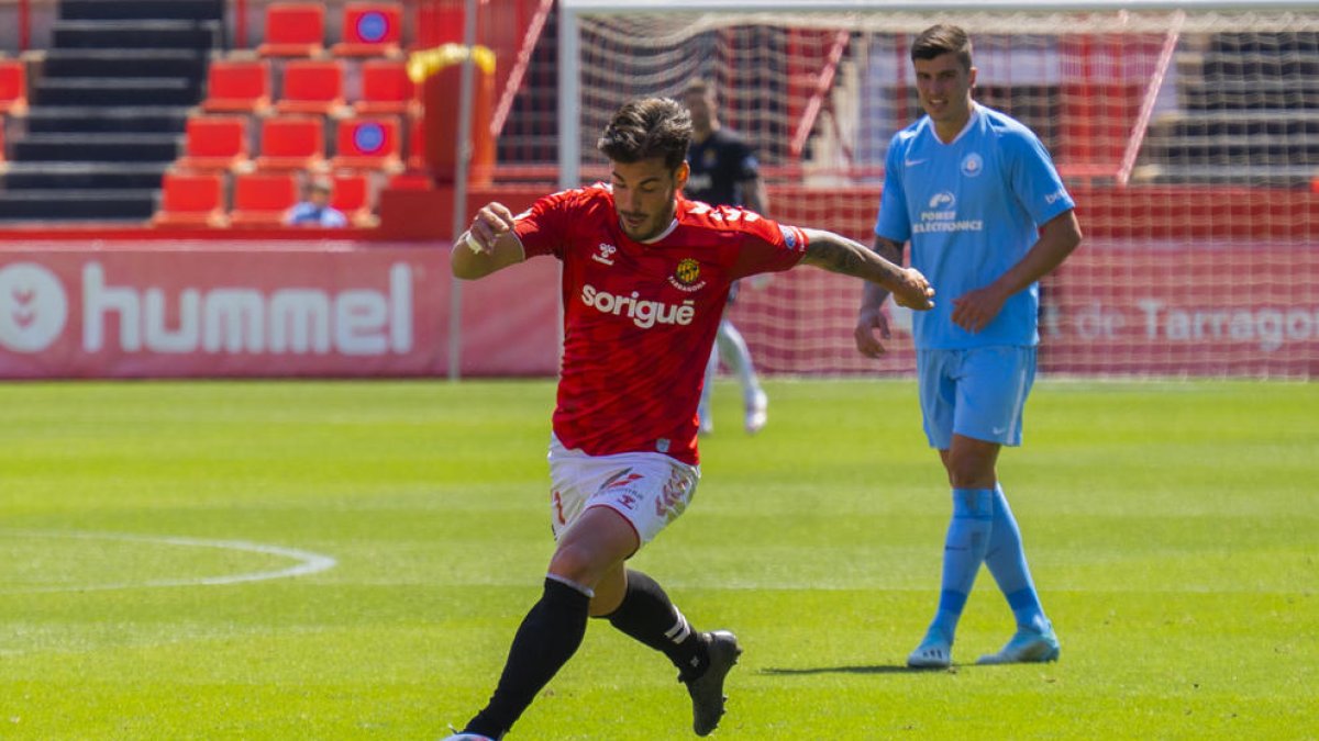 Joan Oriol amb l'esfèrica durant el Nàstic-Ibiza d'aquest passat diumenge, que va acabar amb derrota dels tarragonins.