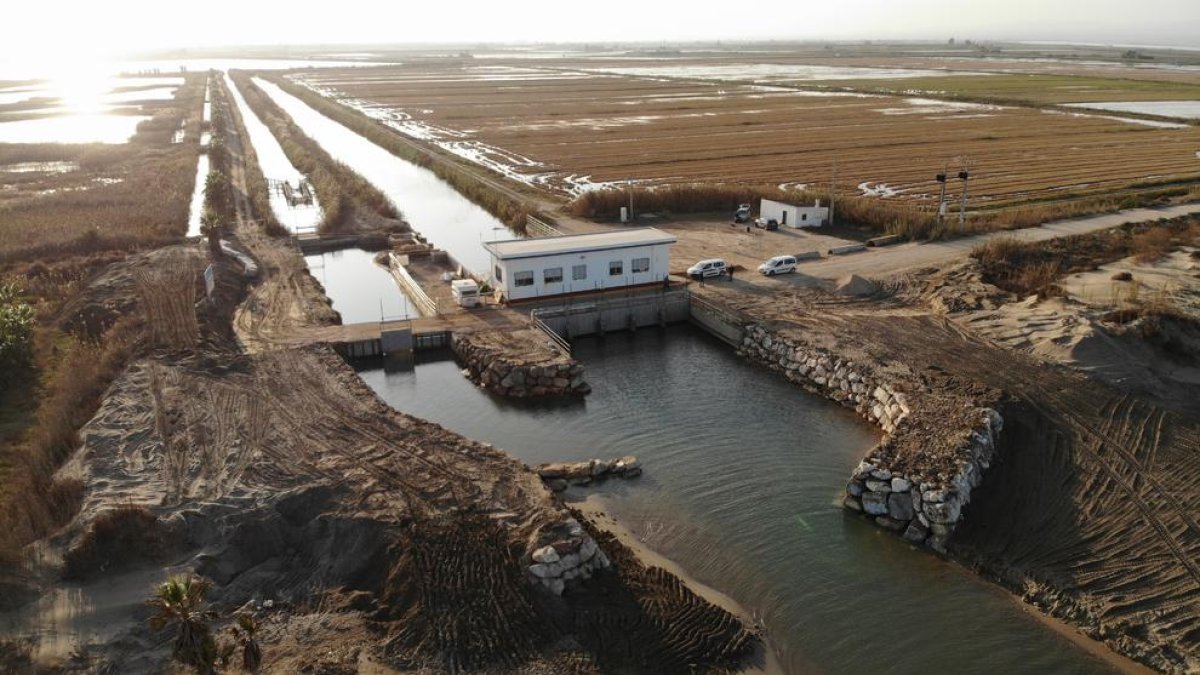 Pla aeri de l'estat actual de l'estació de bombament de pal, al delta de l'Ebre, després de les obres de reforç.