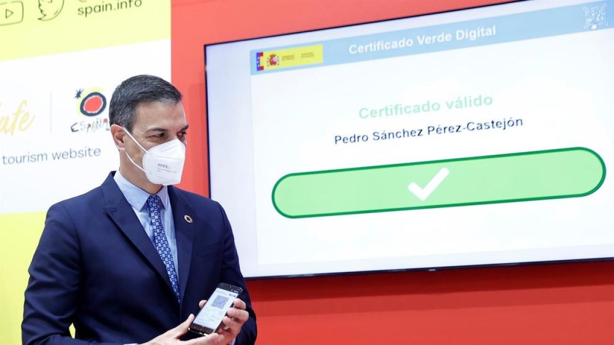 El presidente del Gobierno, Pedro Sánchez, muestra su certificado verde digital durante la presentación del documento