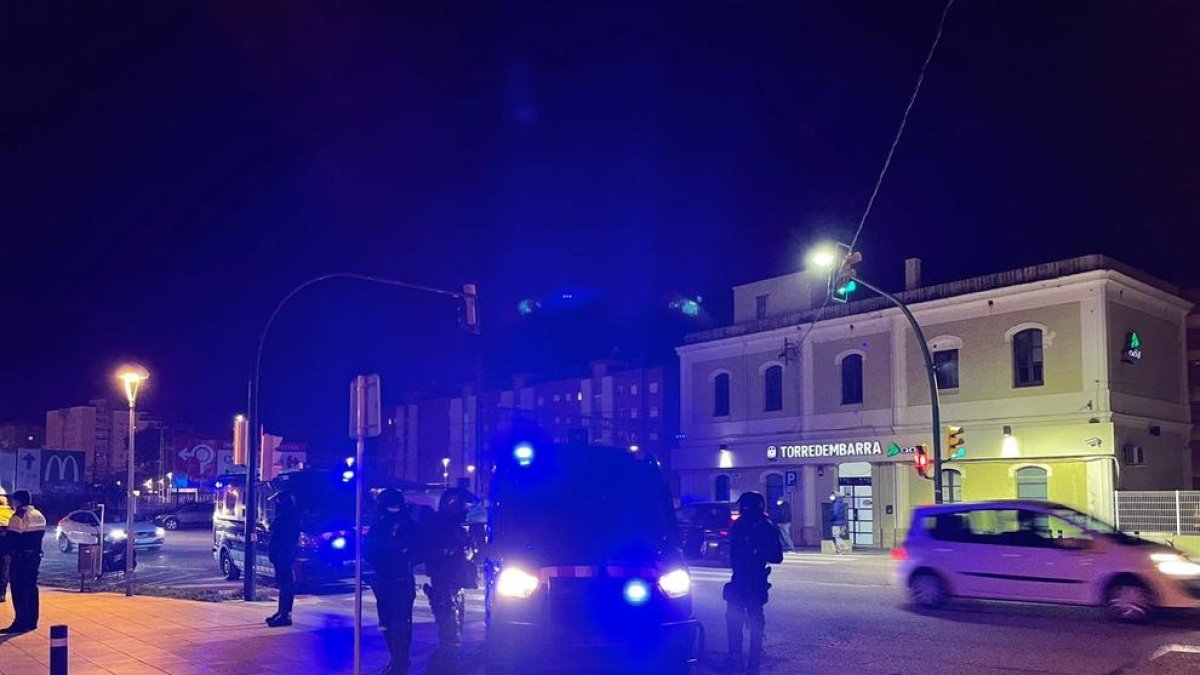 Imagen de los Mossos d'Esquadra en la estación de tren de Torredembarra.