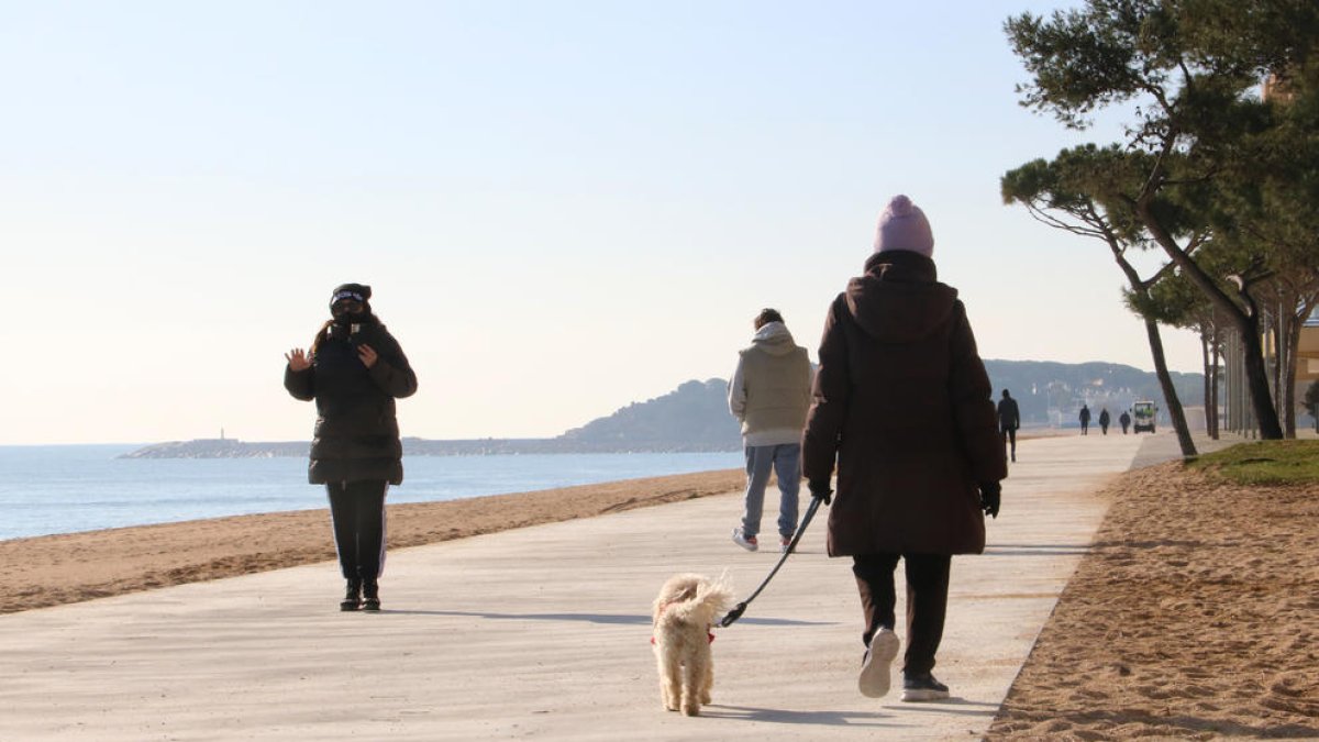 Gente paseando por el tramo del paseo de Platja d'Aro.