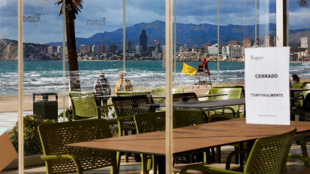 Un dels restaurants de la platja de Llevant de Benidorm tancat per les restriccions per covid.