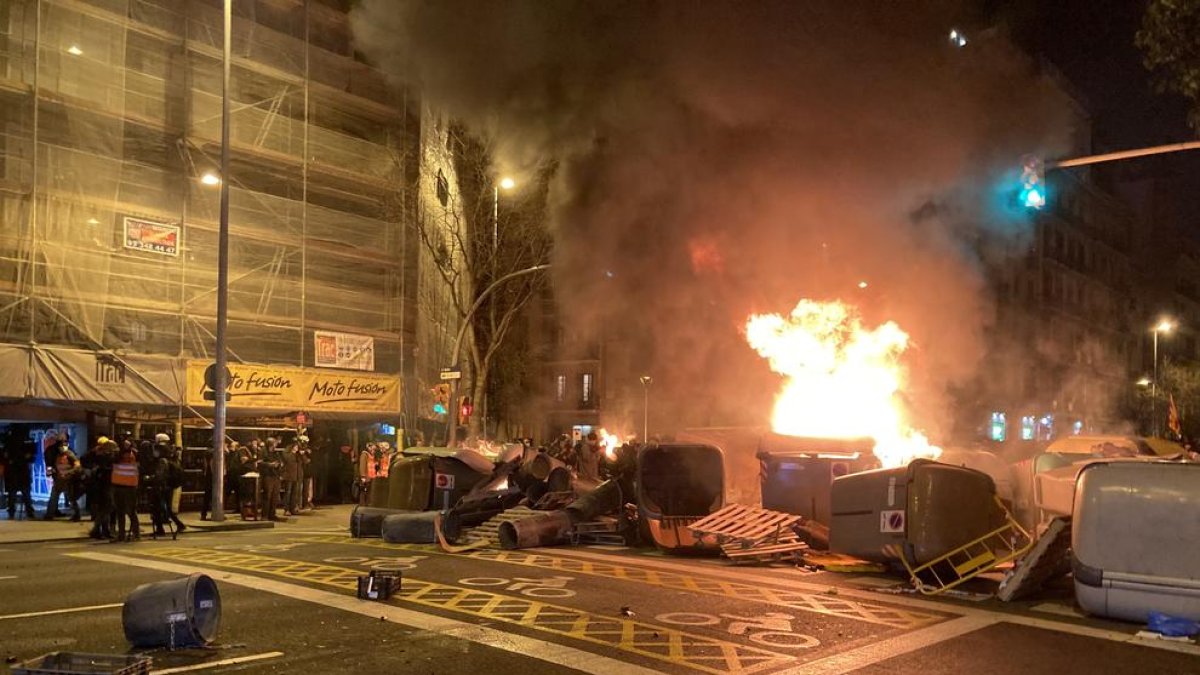 Una barricada amb contenidors d'escombraries en flames al carrer Aragó.