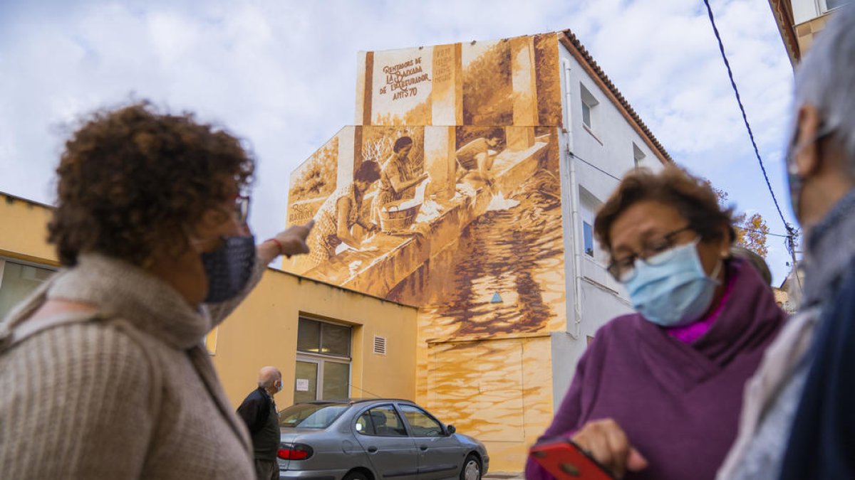 Imagen del mural con las mujeres lavando la ropa en la acequia.