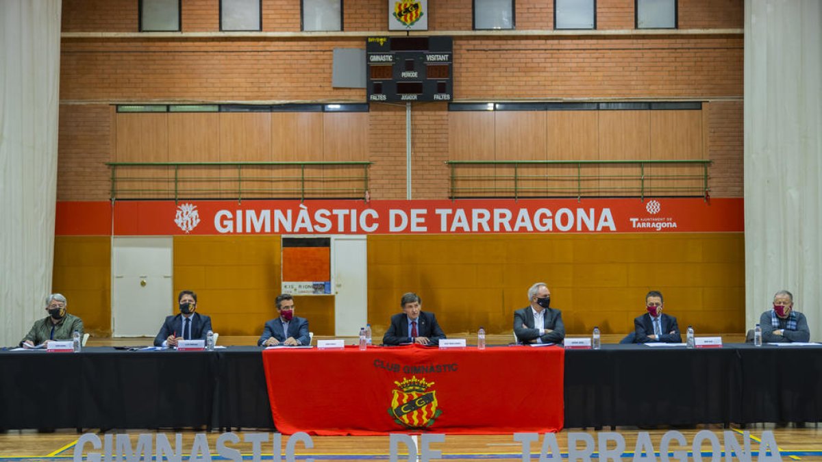 Los miembros del Consejo de Administración, durante la Junta General de Accionistas celebrada en el pabellón del Club Gimnàstic.