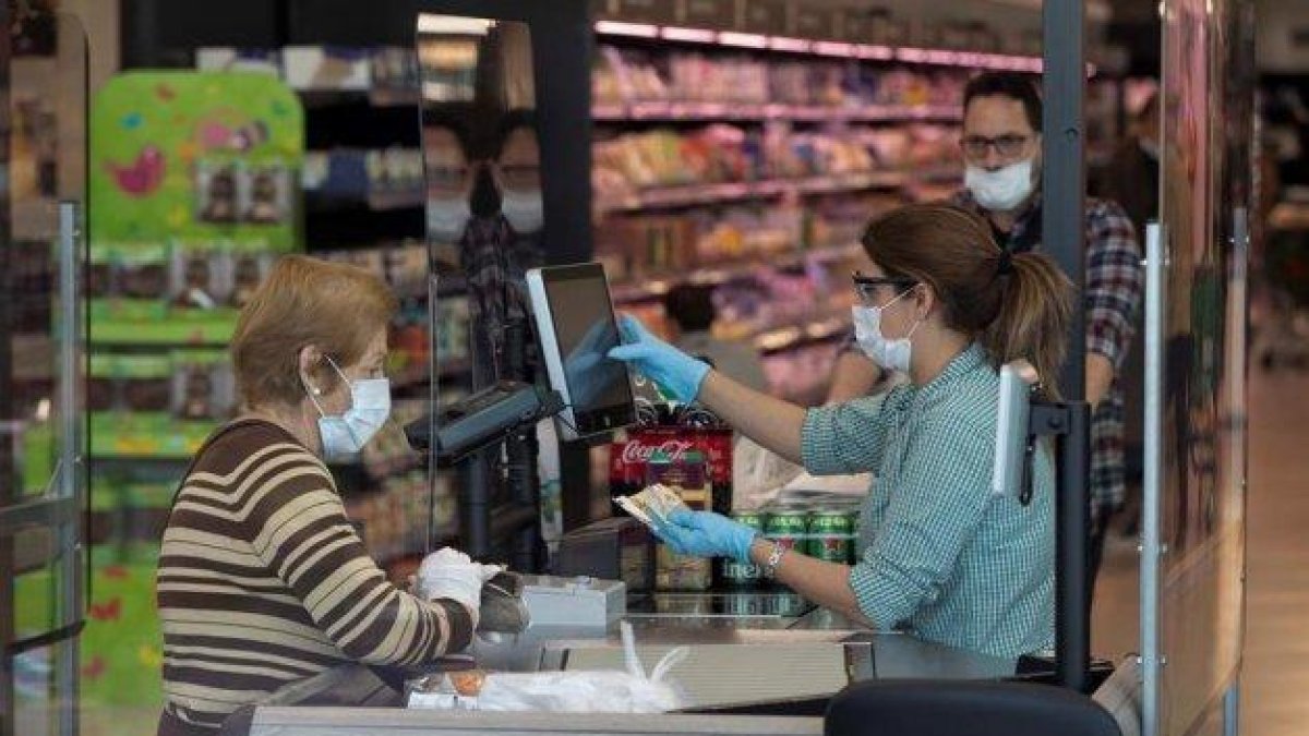 Imatge d'arxiu d'una caixera d'un supermercat.