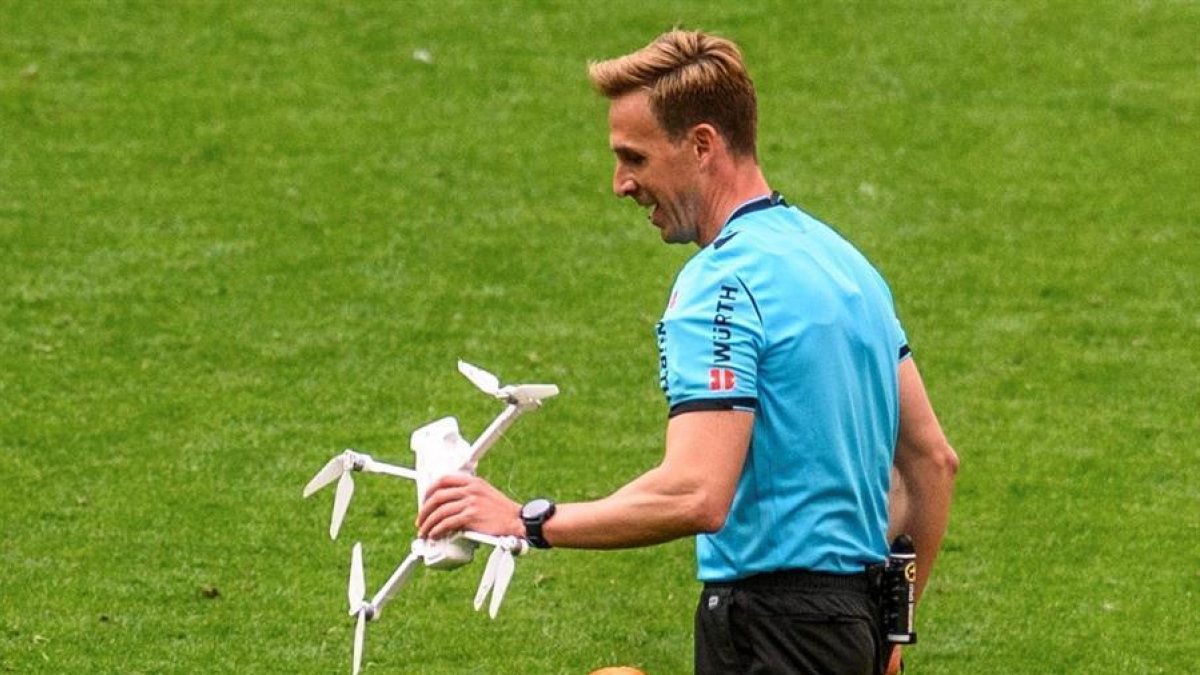 El col·legiat Valentín Pizarro retira un dron que ha caigut al terreny de joc durant el partit de LaLiga entre l'Athletic i l'Eibar celebrat aquest dissabte en San Mamés.