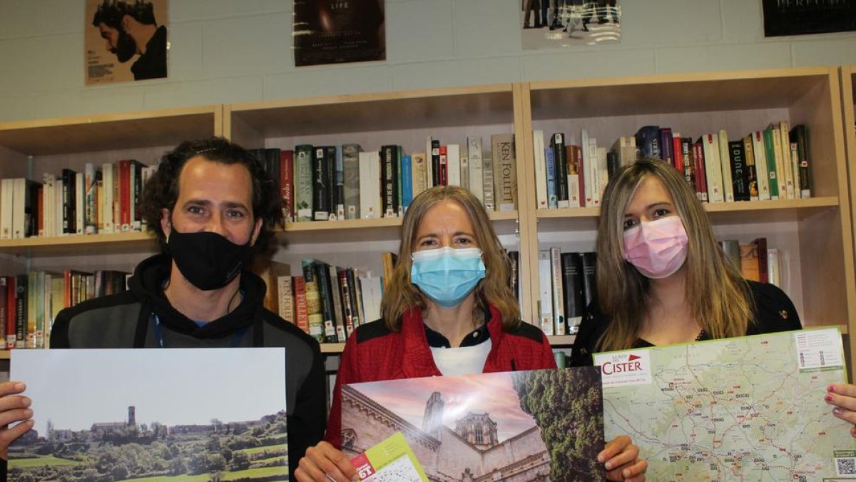 Representantes de los consells comarcals y del centro penitenciario de Lledoners sujetando mapas y material informativo de la Ruta del Cister.