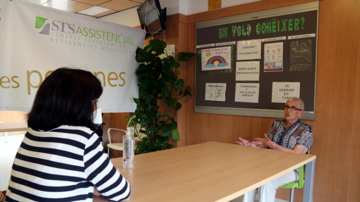 Elisenda Villalta conversant amb la seva àvia, Carmen Carbonell, a la residència STS Misericòrdia de Reus.