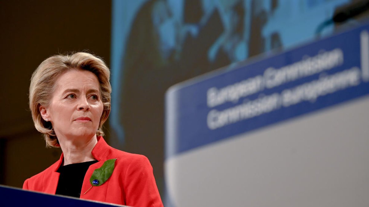 La presidenta de la Comisión Europea en una rueda de prensa sobre la campaña de vacunación.