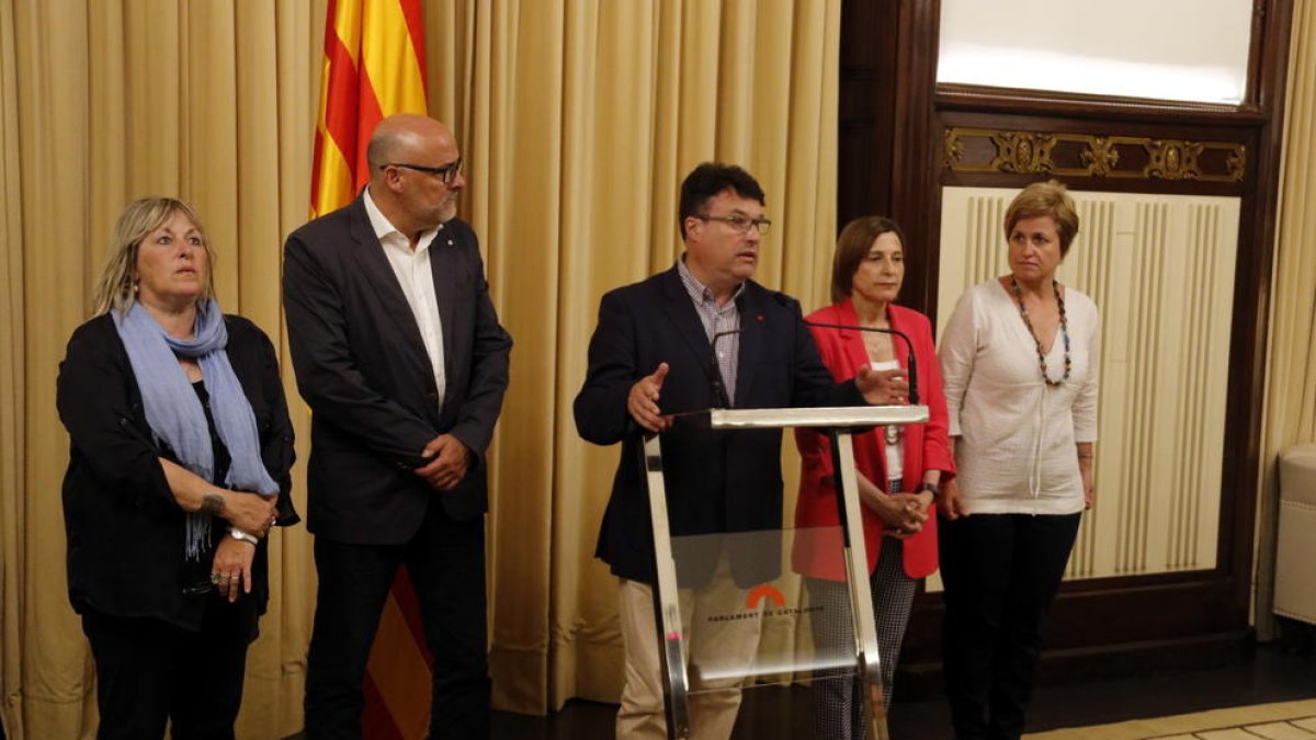 oan Josep Nuet acompañado de los otros cuatro miembros de la Mesa del Parlamento investigados por el TSJC, a la Sala de Audiencias de la cámara catalana.