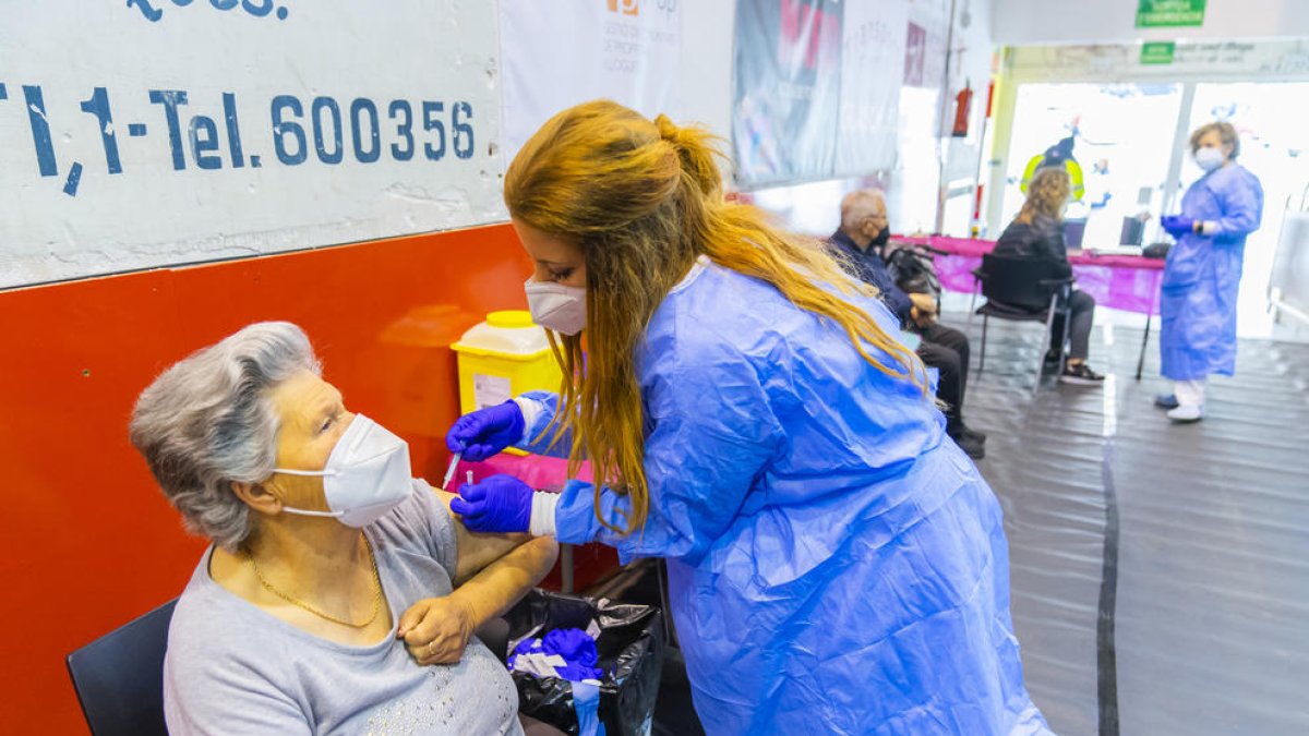 Un home rebent la vacuna al Pavelló Joan Ballart de Valls.