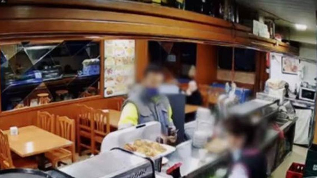 Imagen del vídeo de seguretat d'un dels bars que va robar.