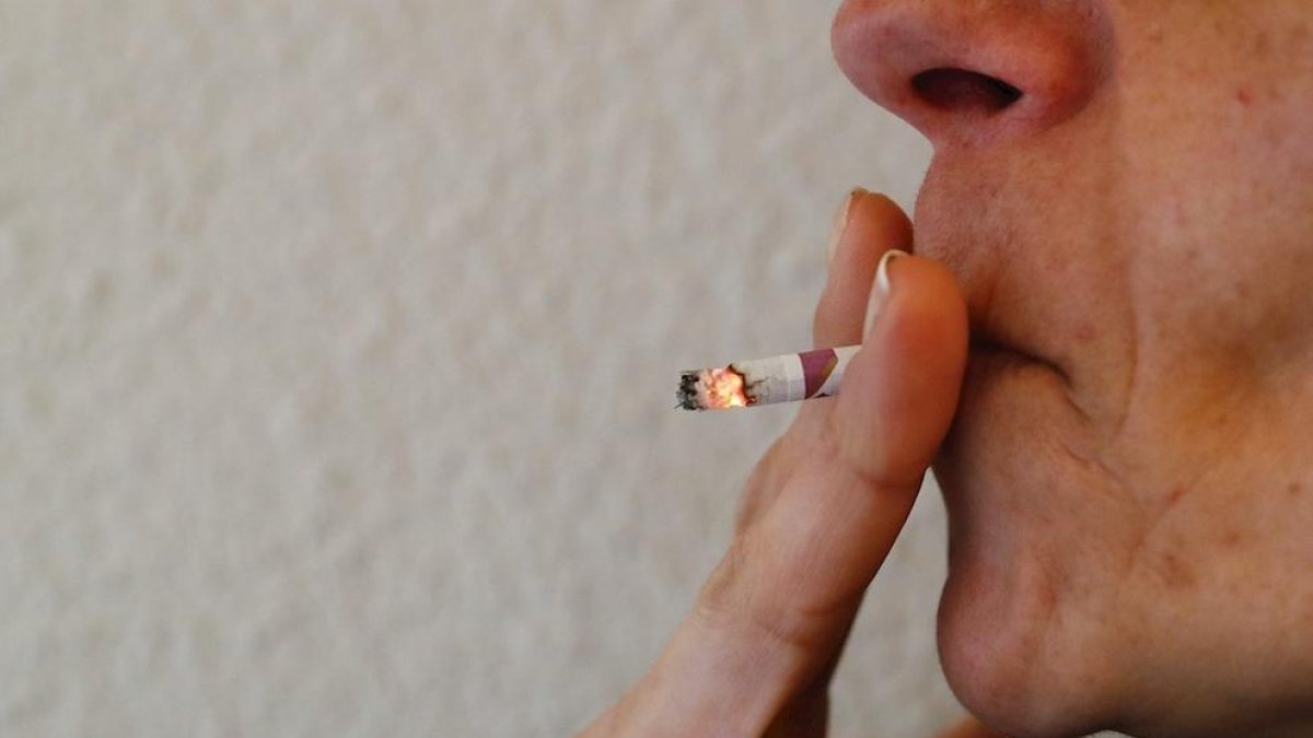 Imatge d'una persona fumant, un hàbit que augmenta el risc de patir trombes.