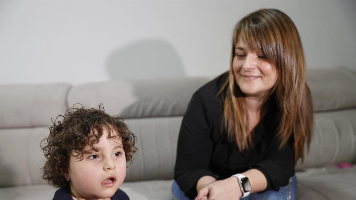 La futura presidenta de la asociación de familias con niños afectados por el síndrome CTNNB1 con su hijo
