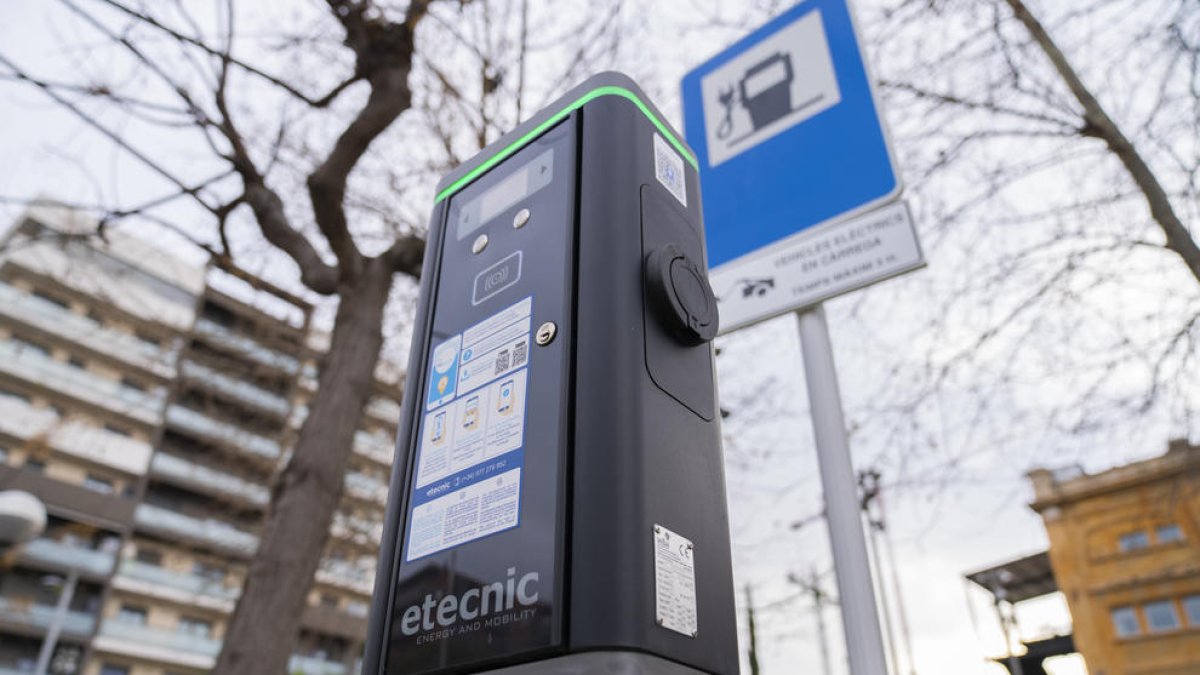 Imagen de la electrolinera de la avenida Vidal i Barraquer de Tarragona, delante de la Tabacalera.