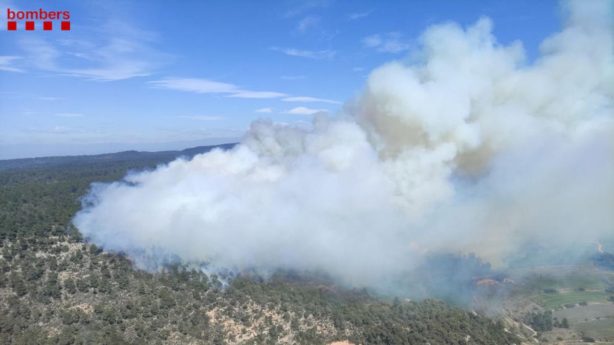 Els Bombers actuen en un incendi a la serra de Senan a la Conca de Barberà