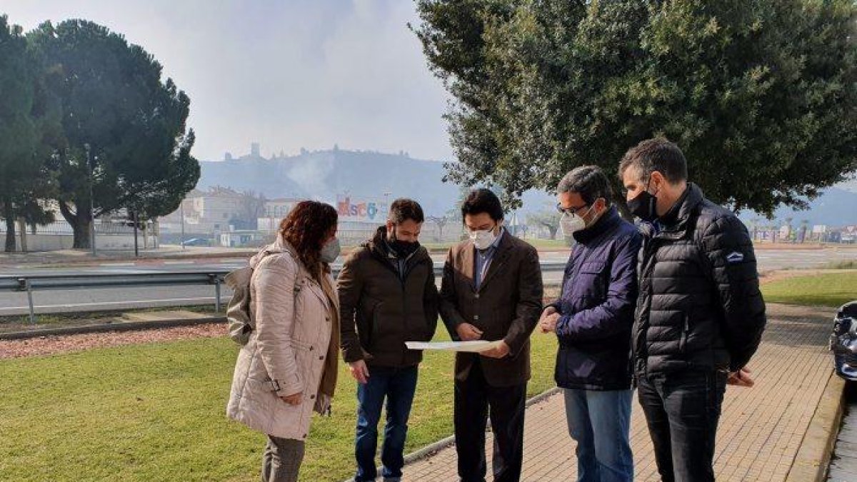 El secretario de Infraestructuras y Movilidad, Isidre Gavín, visita el ámbito donde se construirá una nueva rotonda, junto con el alcalde, Miquel Àngel Ribes.