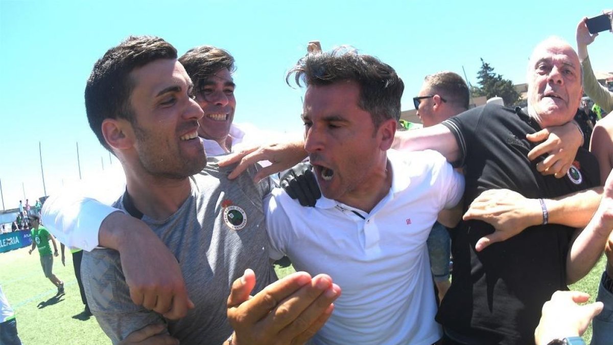 Ivan Ania celebra l'ascens a Segona Divisió A amb el Racing de Santander.