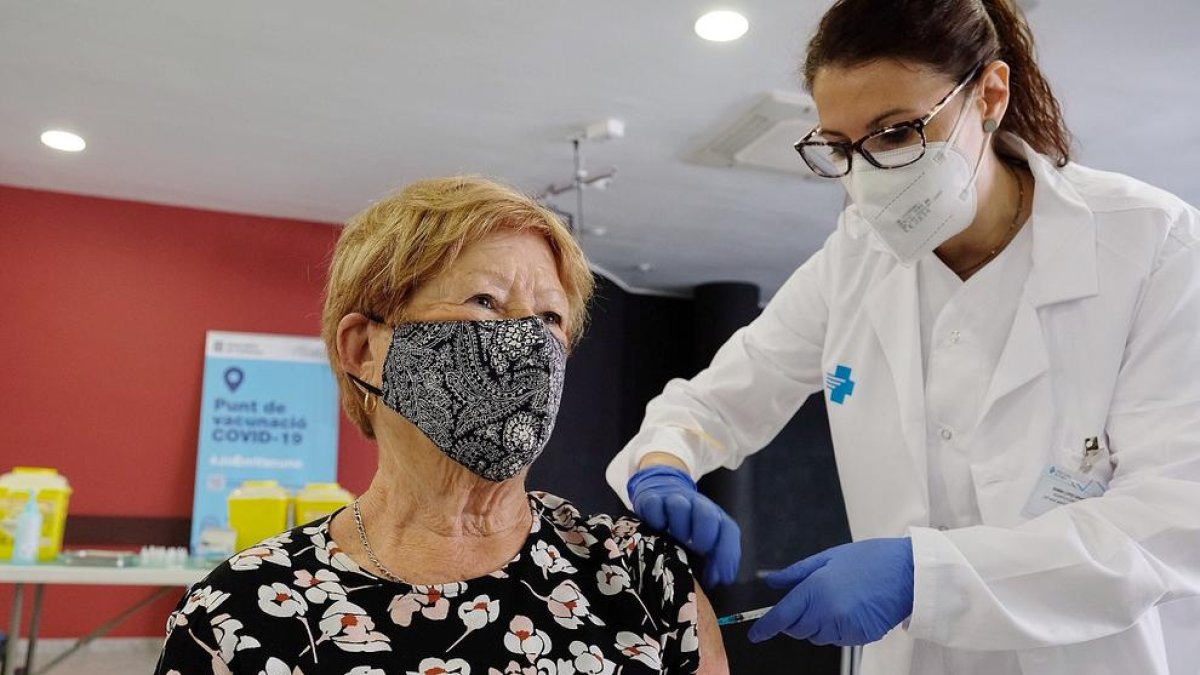 Una professional sanitària administra una de les primeres dosis de la vacuna de Janssen a Catalunya.