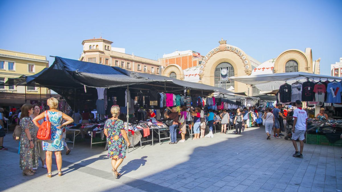 Imatge d'arxiu d'una jornada de mercadet a la plaça Corsini.