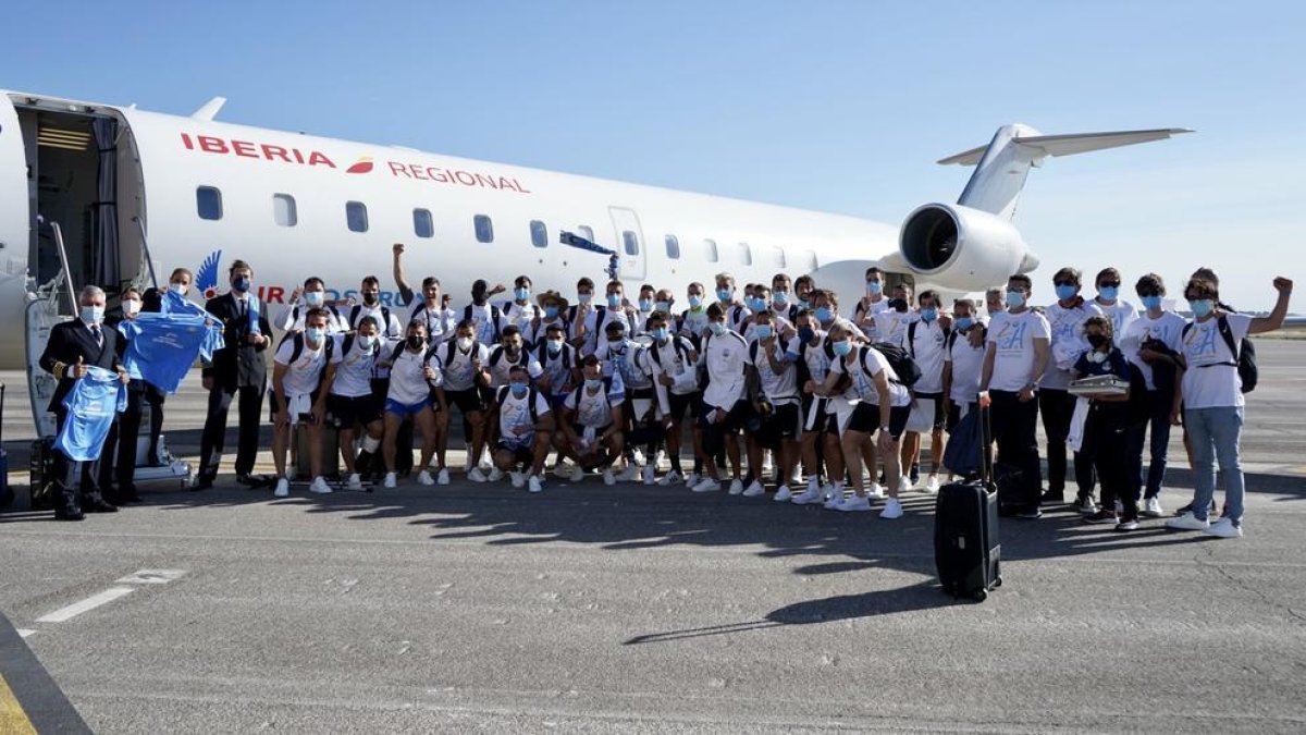 Els jugadors de l'Ibiza, abans de tornar a casa, amb l'ascens ja a la butxaca.