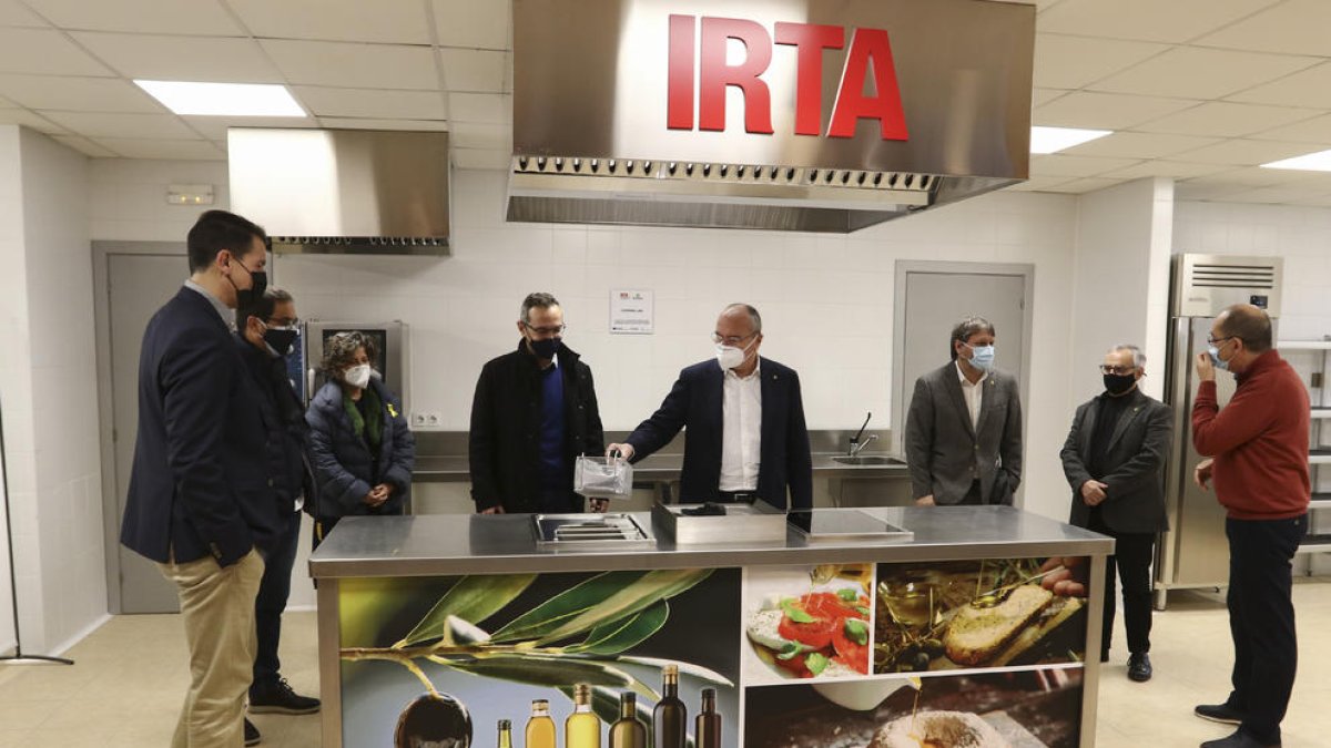 Representantes del Ayuntamiento de Reus, de Constantí y del IRTA en la cocina que se estrenó ayer.