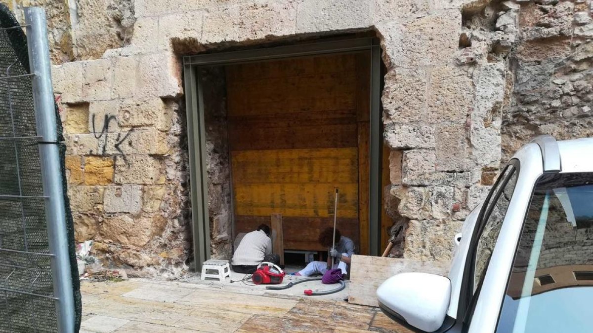 Estat actual de la porta monumental romana que hi ha a l'edifici de l'Antiga Audiència.