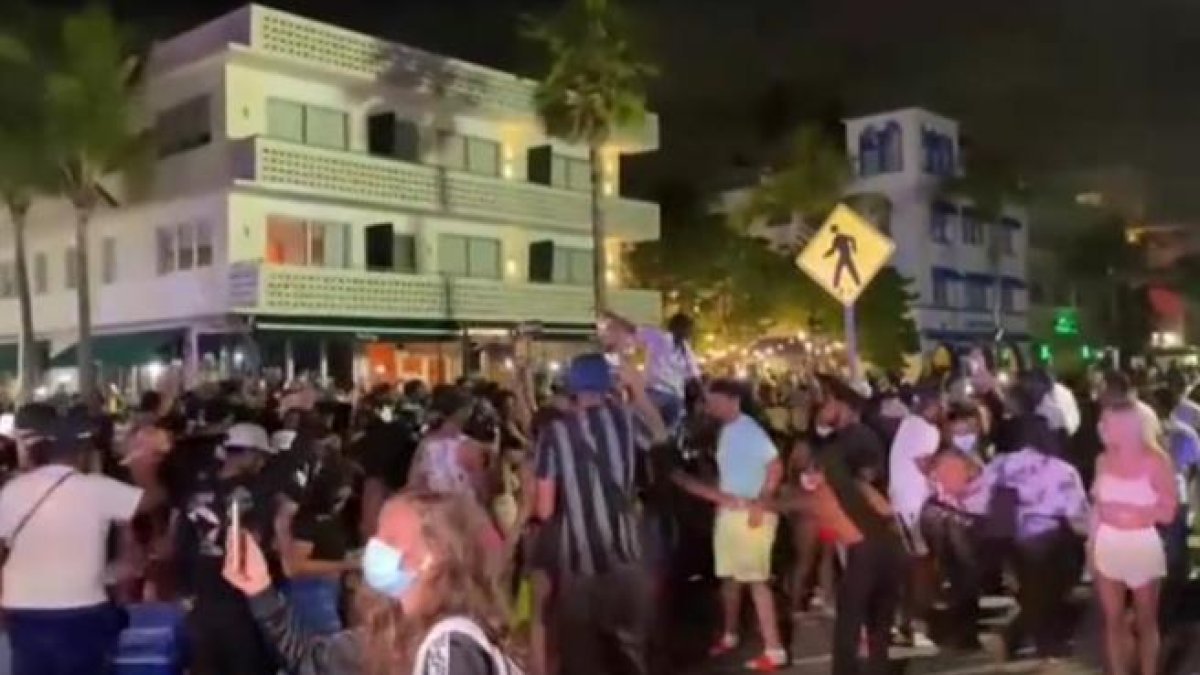 Grups de persones de festa en Miami.