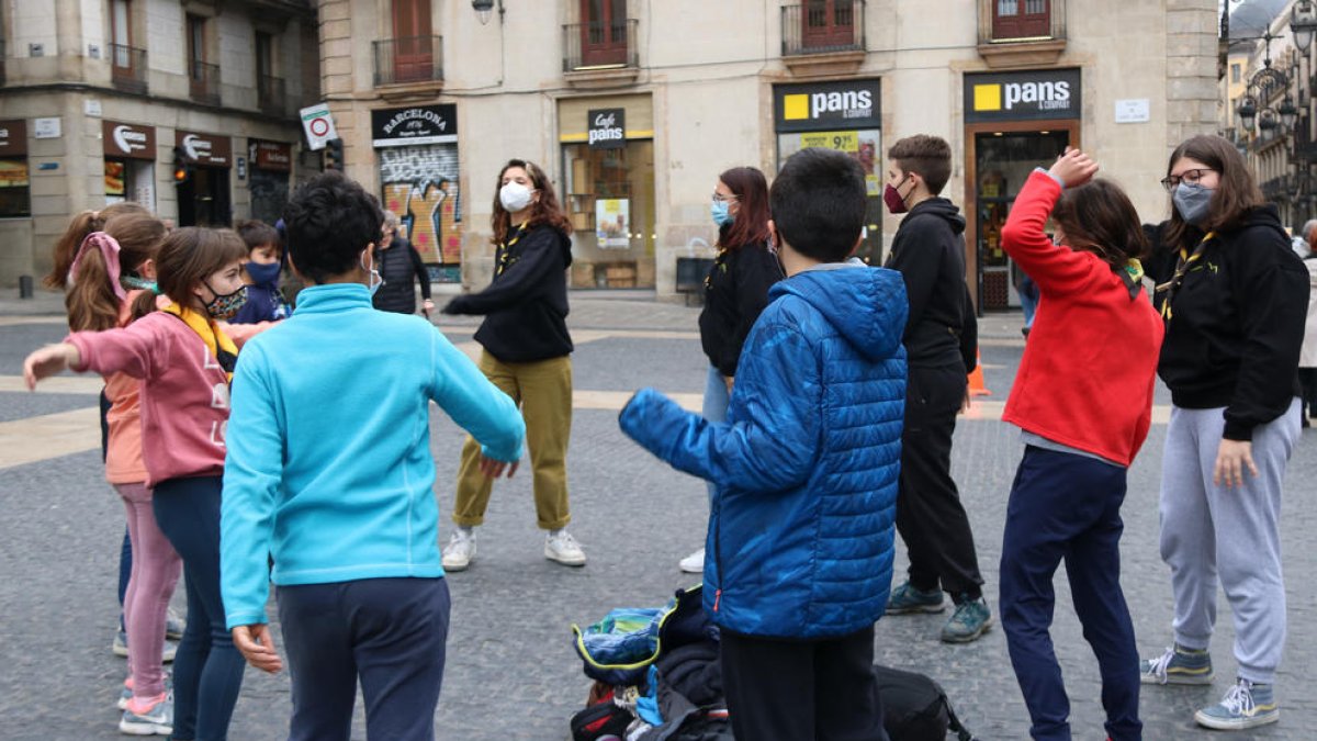 Imagen de la concentración de 'esplais' en Barcelona, realizando actividades con niños.