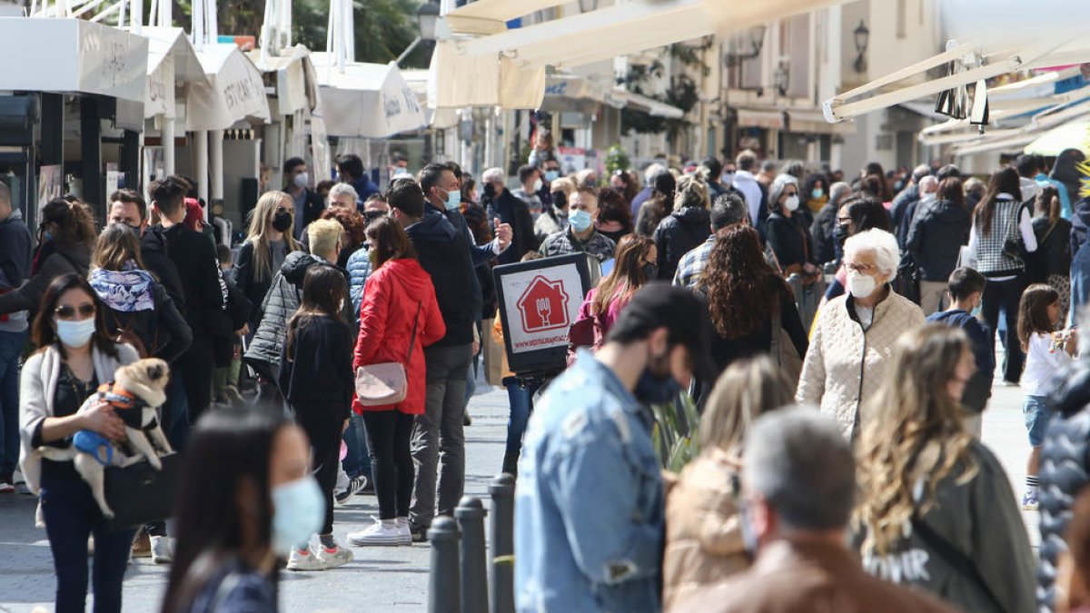 La zona del Port de Cambrils registraba ayer una gran afluencia de gente paseando y consumiendo.