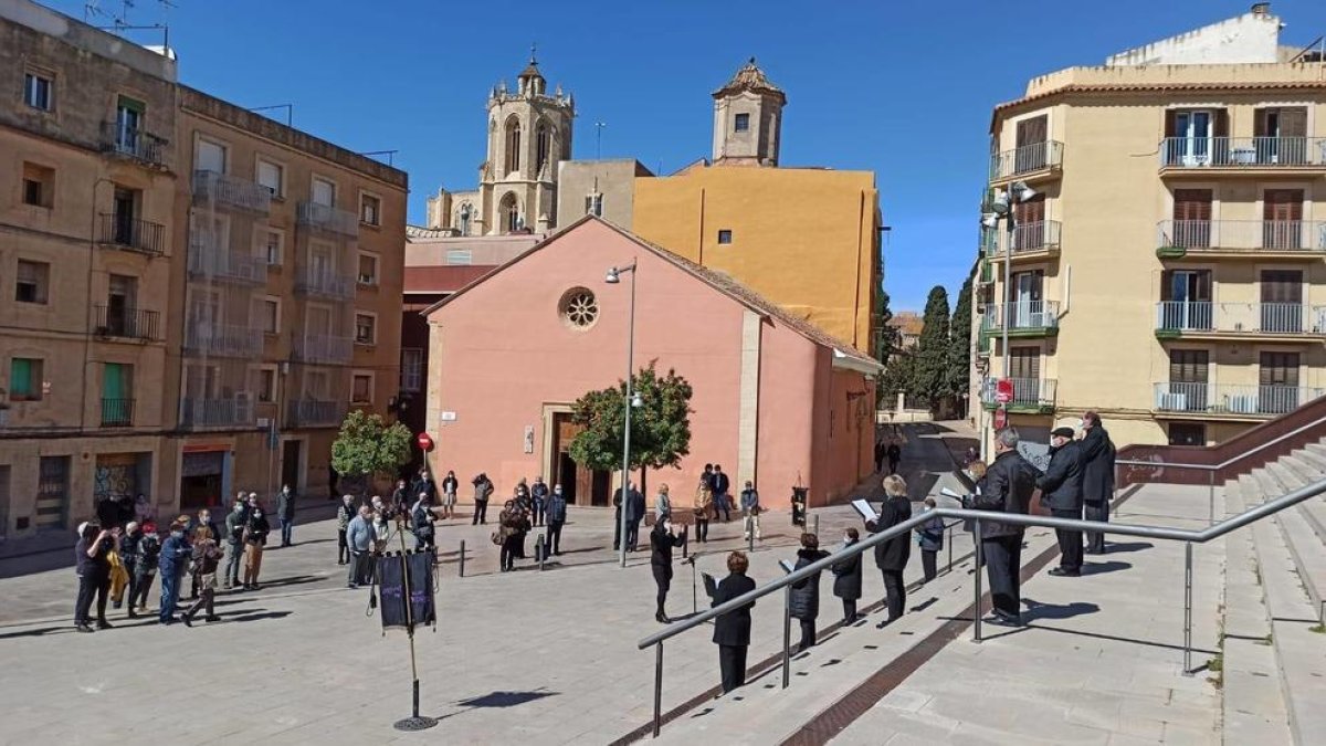 La misa en recuerdo de los agremiats traspasados acabó con un concierto de la coral La Àncora.