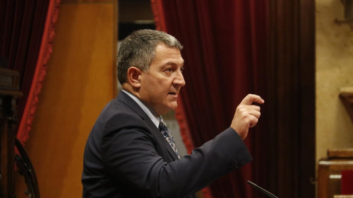 El conseller d'Interior, Miquel Sàmper, intervenint al ple del Parlament.