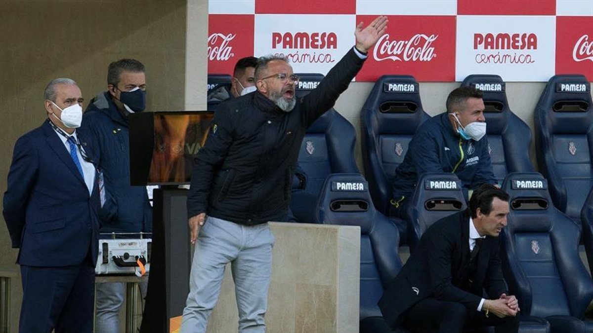 Álvaro Cervera, entrenador del Cádiz, dando indicaciones a sus jugadores en el duelo contra el Villarreal.