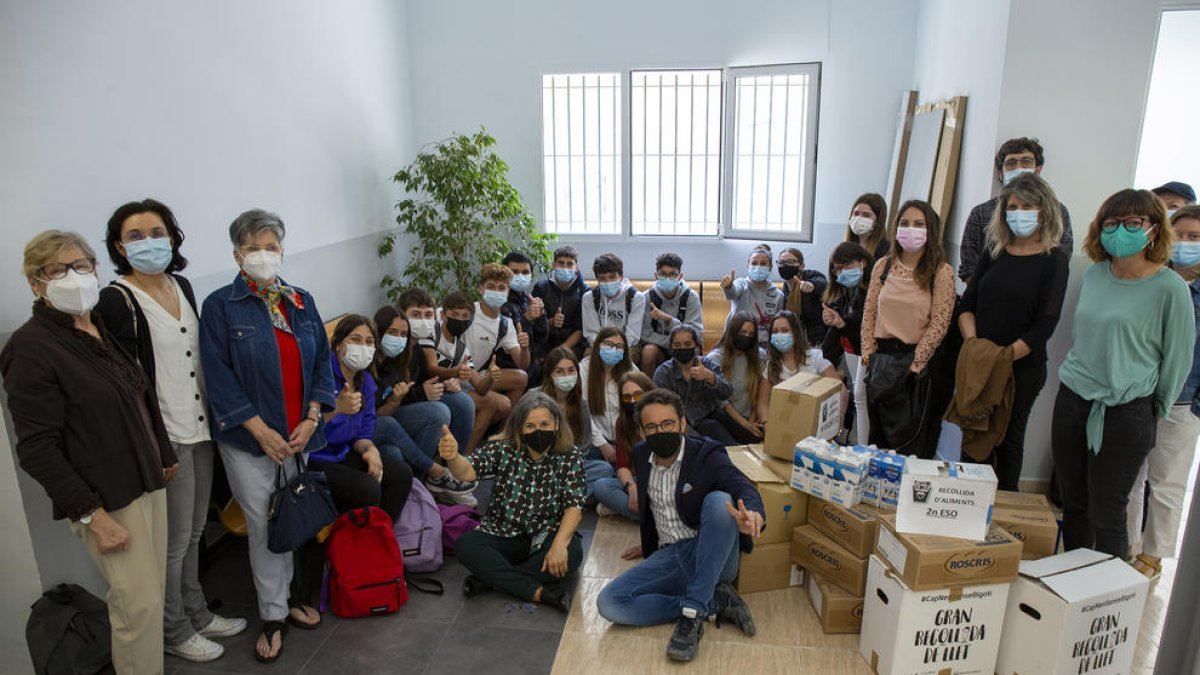 A l'acte hi van assistir una vintena d'alumnes amb la seva professora, la directora de l'institut i diverses representants del Banc d'Aliments de Vila-seca.