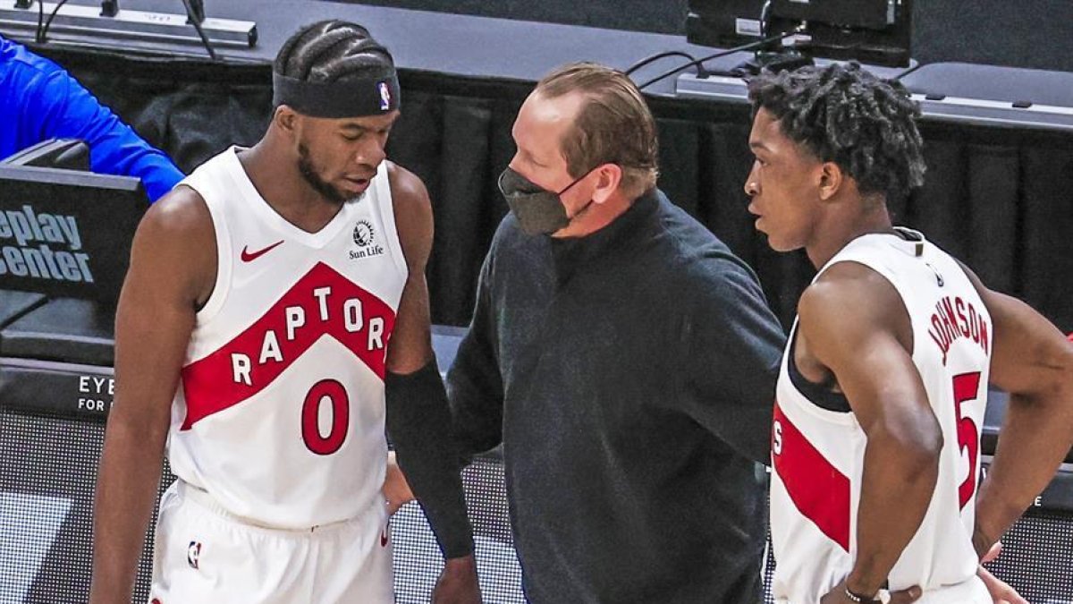 El entrenador del Raptors de Toronto dando indicaciones a dos jugadores.