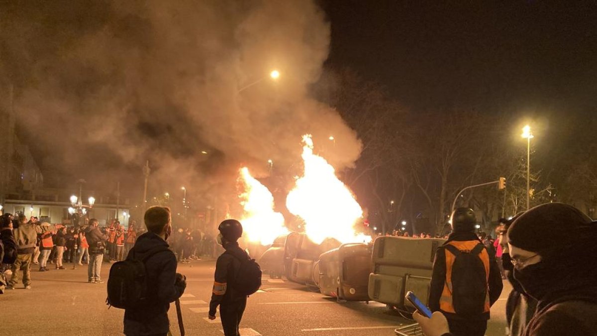 Barricada de contenidors cremant a Barcelona en la quarta nit de protestes per l'empresonament de Pablo Hasel.