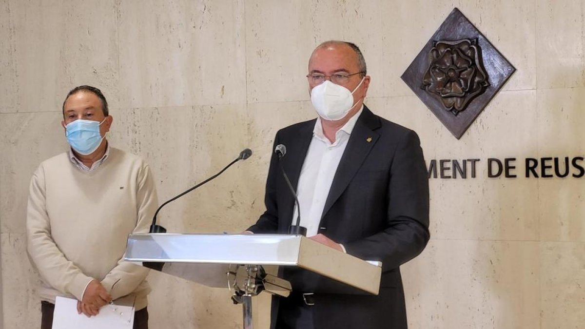 El regidor de Desenvolupament Urbà i Via Pública Hipòlit Monseny i l'alcalde Carles Pellicer durant la roda de prensa.